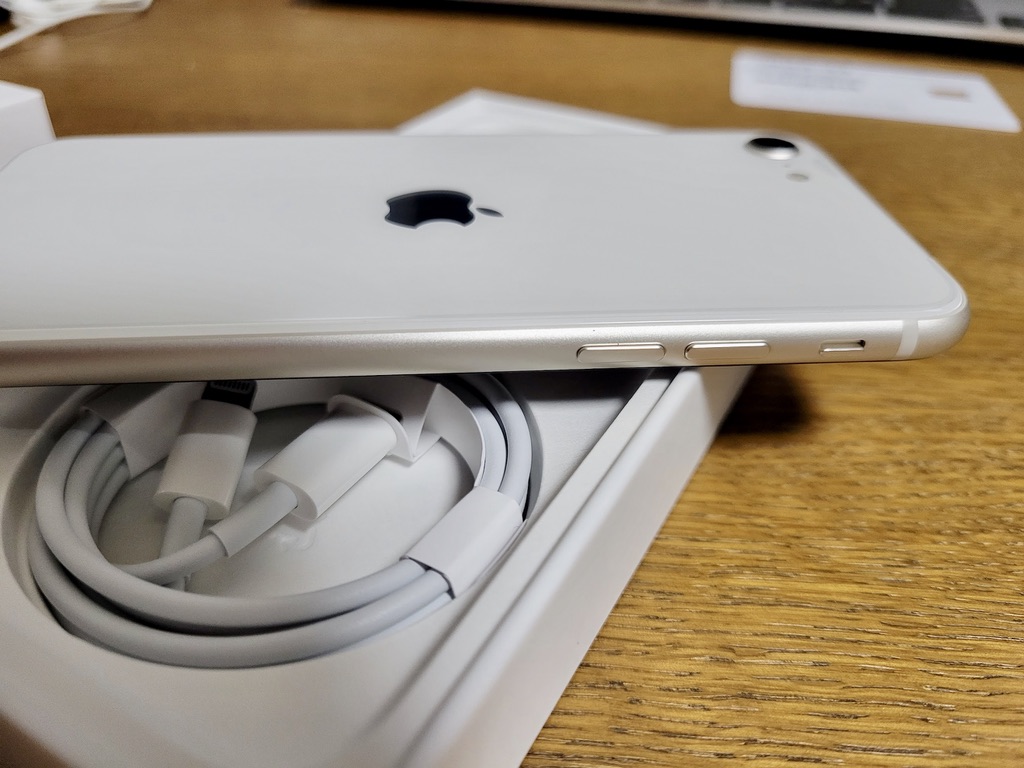 iPhone SE 第３世代 スターライトを開封！ | AppleBamboo.com